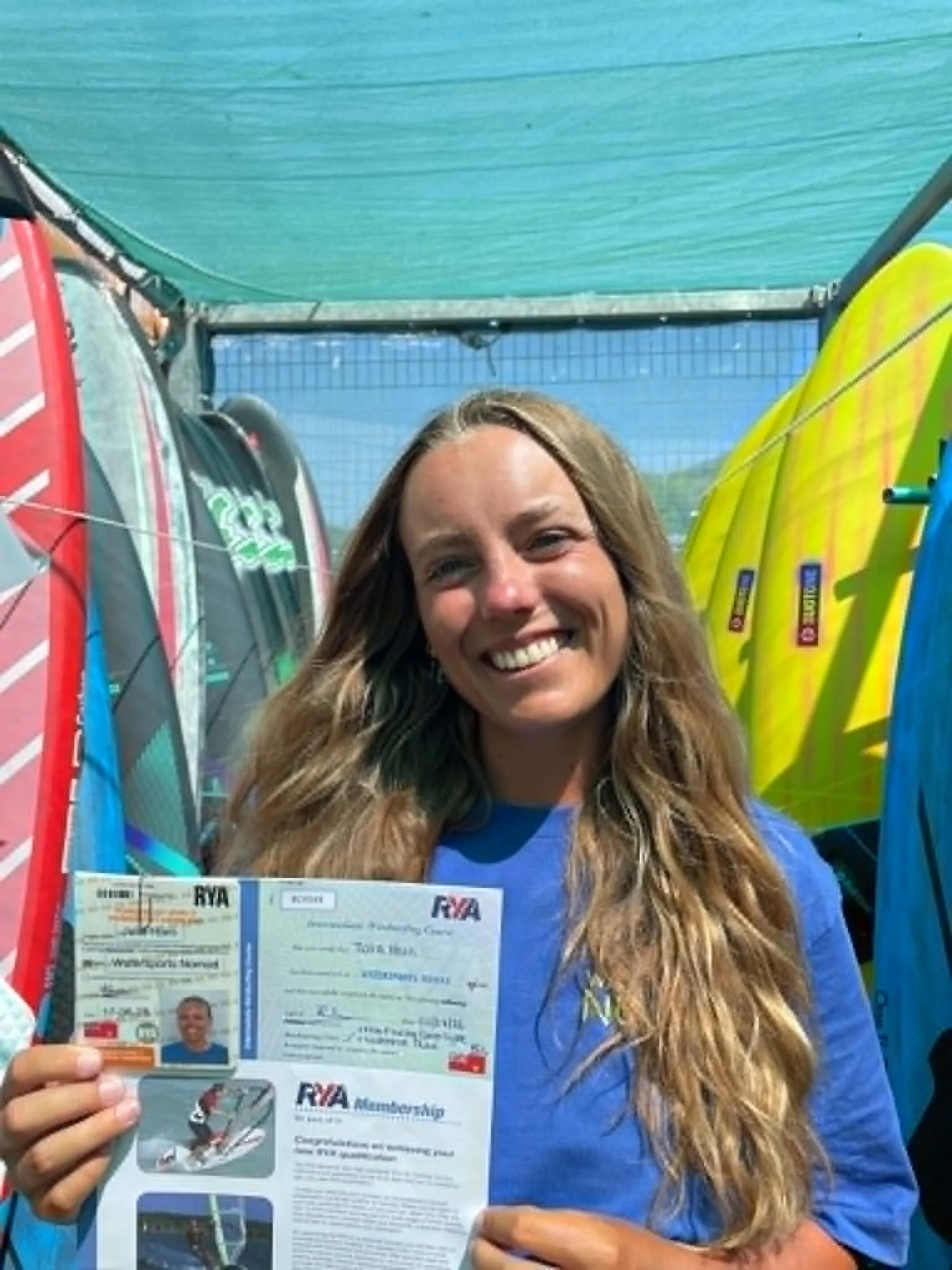 Julia Horn med sitt RYA-sertifikat, vindsurfinginstrukt&oslash;r i SBF